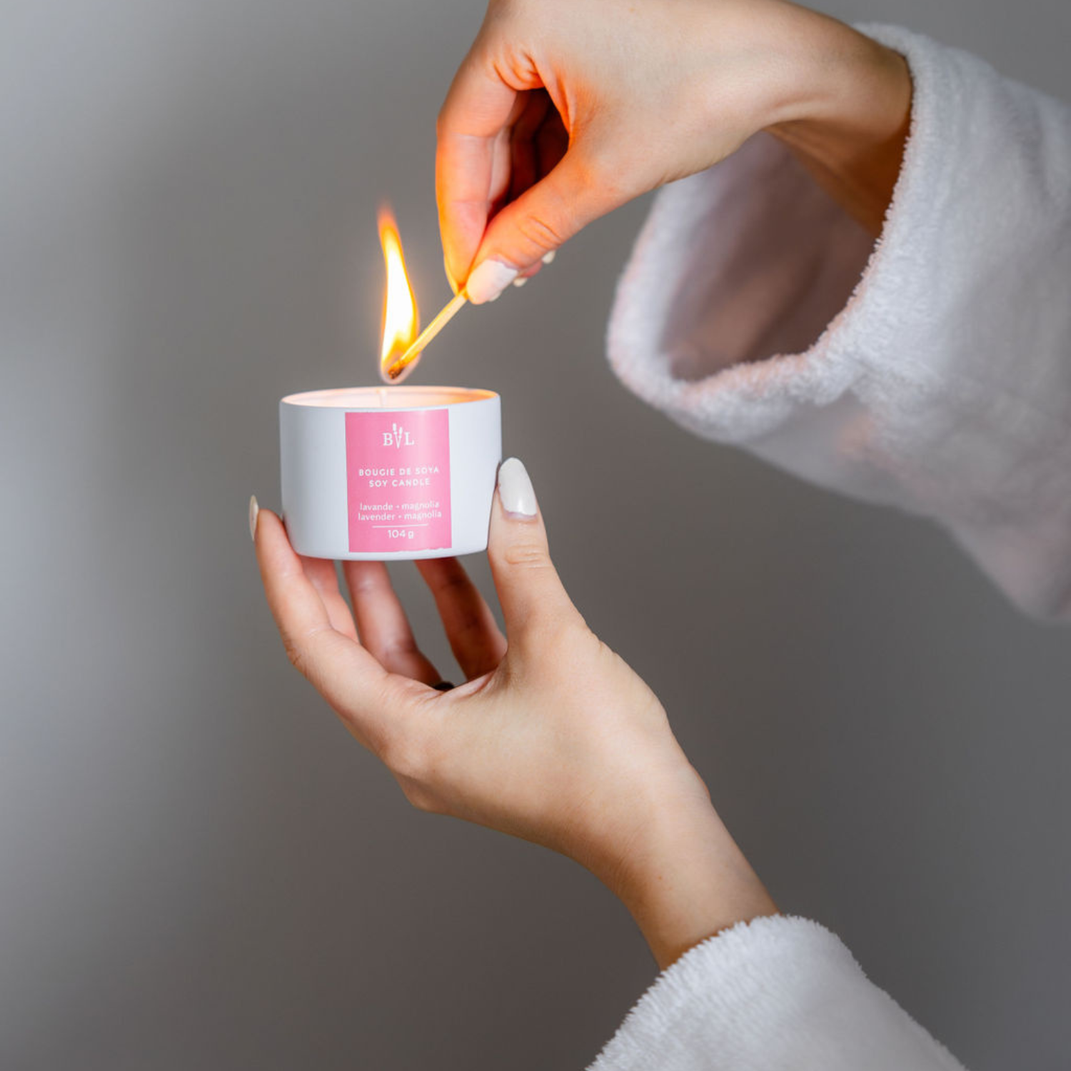 Bougie de soya lavande-magnolia allumée de Bleu Lavande