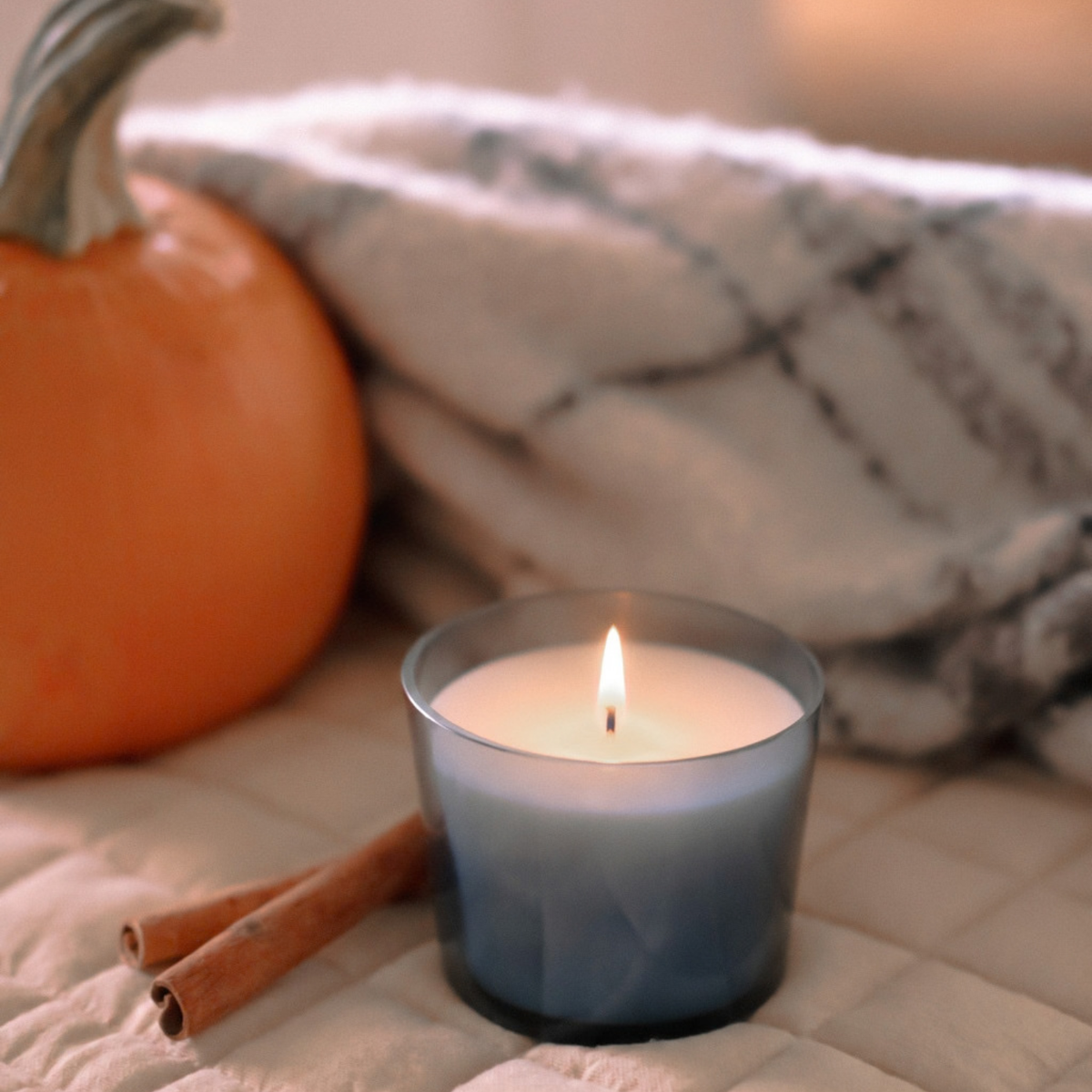 Bougie Soirée d'automne de Bleu Lavande aux notes de bois chaleureux, d’ambre doré et d’épices réconfortantes