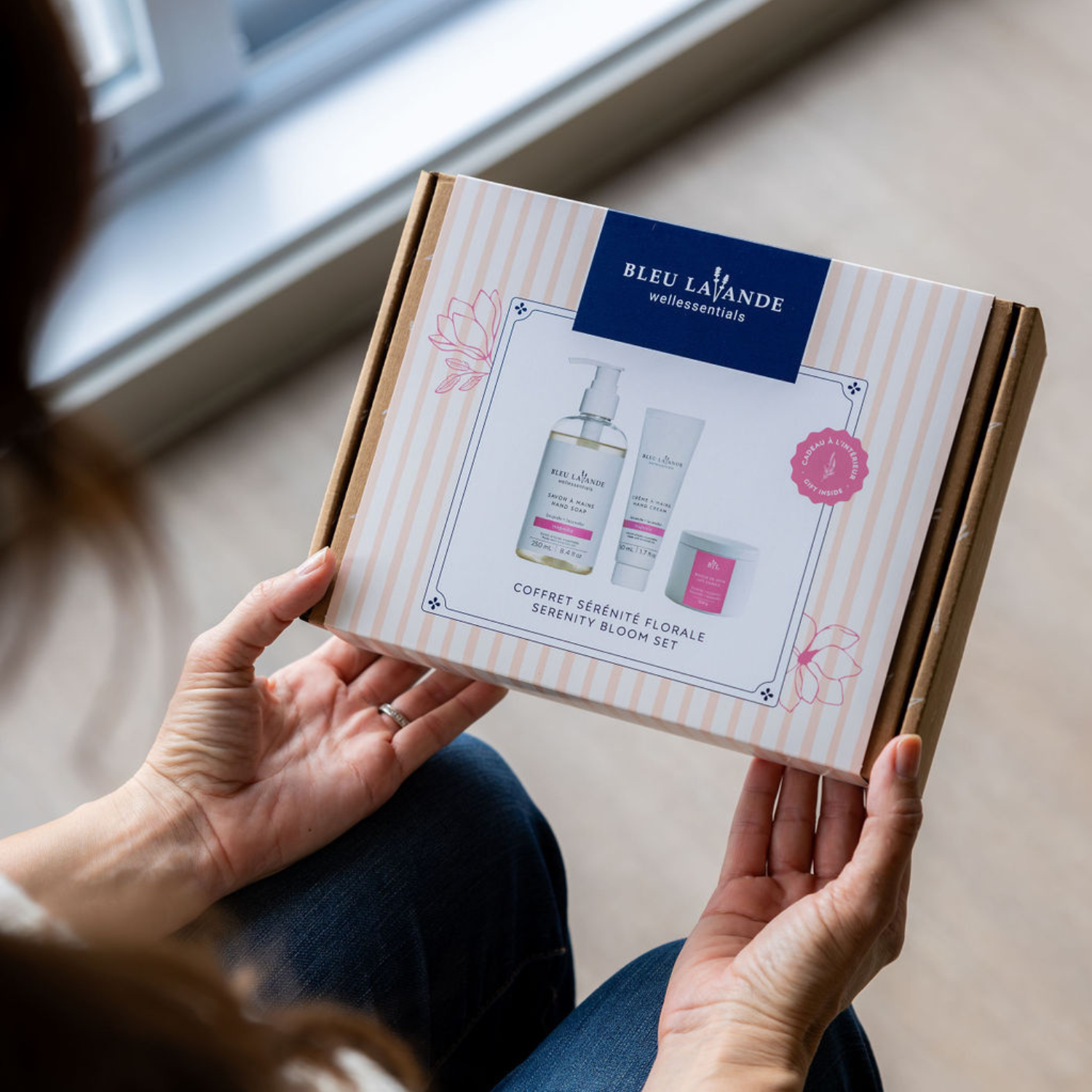 Coffret sérénité florale dans les mains
