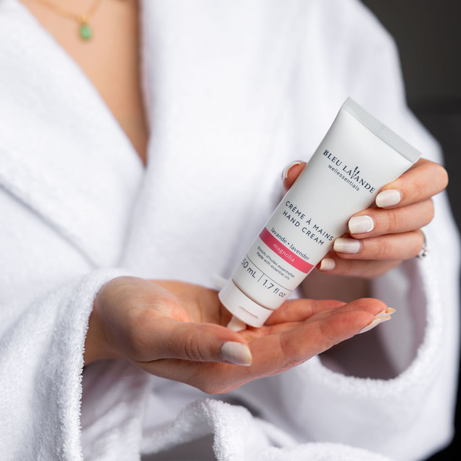Crème pour les mains lavande et magnolia en utilisation
