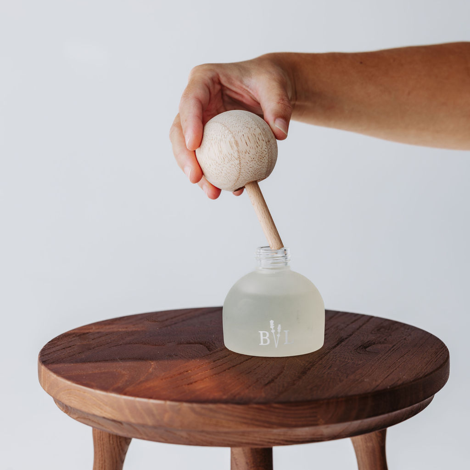 Diffuseur avec bâtonnet et bouchon de bois