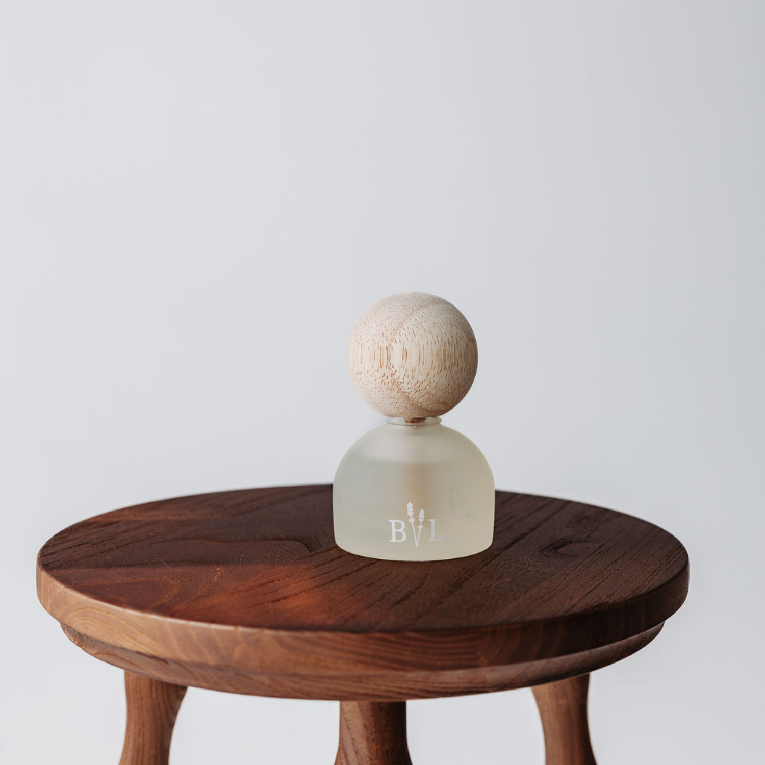 Diffuseur en verre givré couleur crème avec bouchon de bois pâle