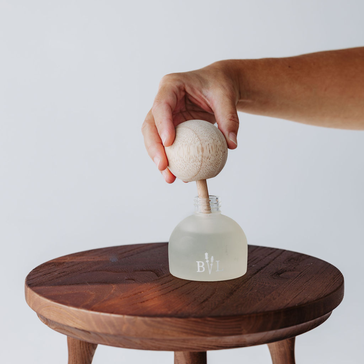 Diffuseur en verre givré avec bâtonnet et bouchon de bois