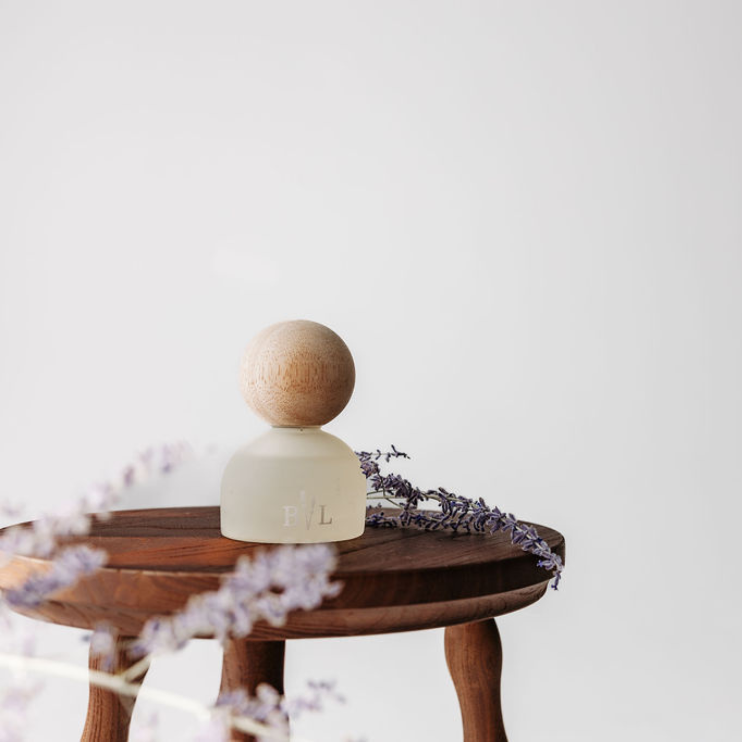 Diffuseur verre givré crème avec bouchon de bois pâle lavande et vanille