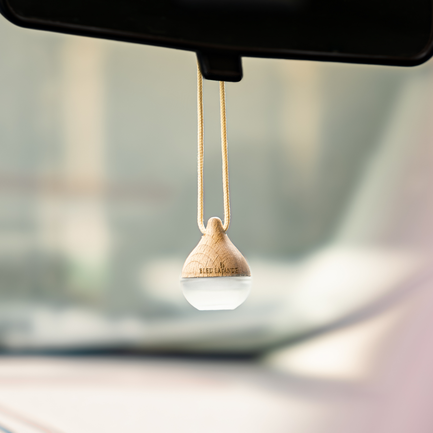 Petit diffuseur d'huiles essentielles Bleu Lavande à accrocher sur le rétroviseur dans l'auto
