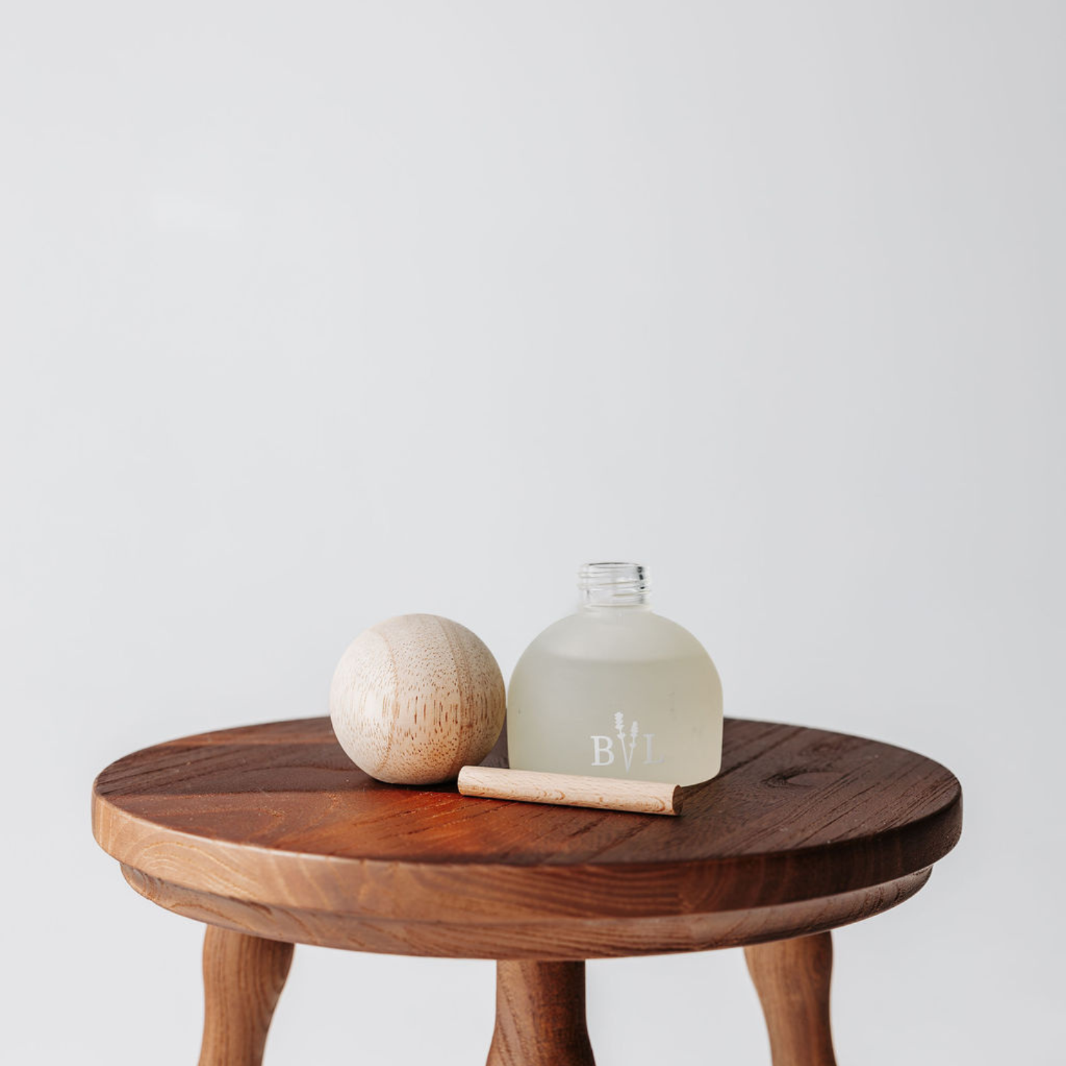 Diffuseur avec bâtonnet et bouchon de bois