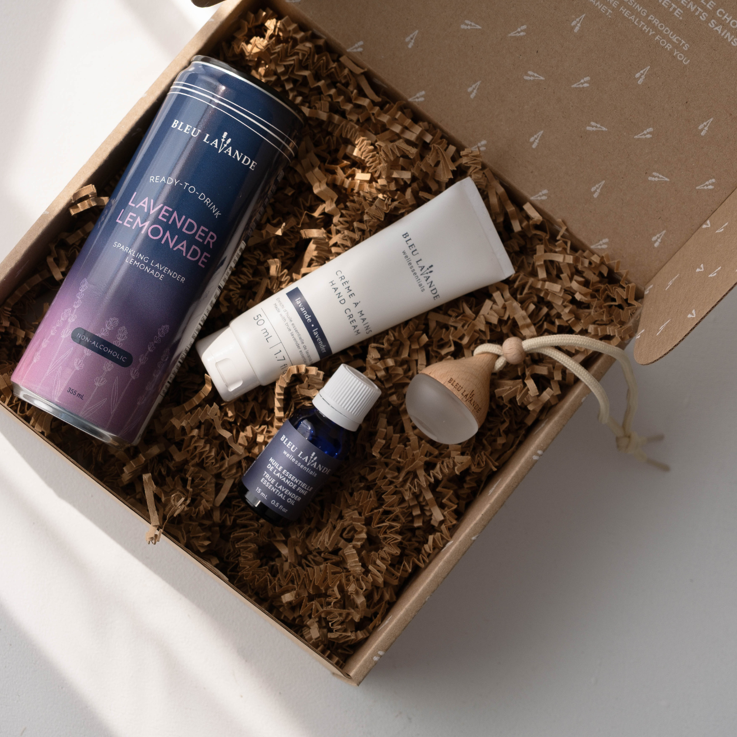 Ensemble-cadeau québécois Sur la route avec une limonade pétillante, une crème à mains, une huile essentielle de Lavandula Angustifolia et un mini diffuseur
