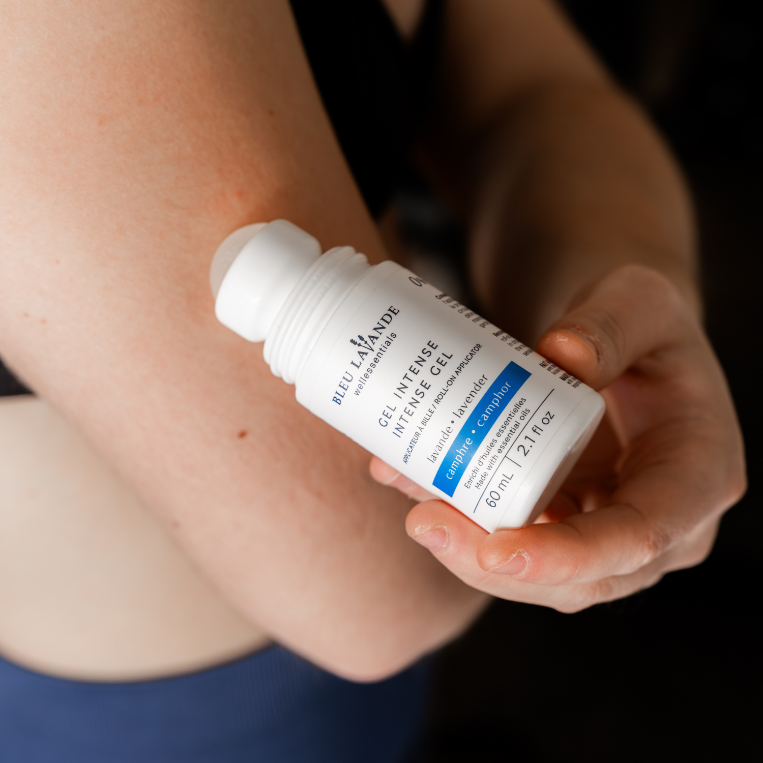 Gel intense à bille en application sur le bras