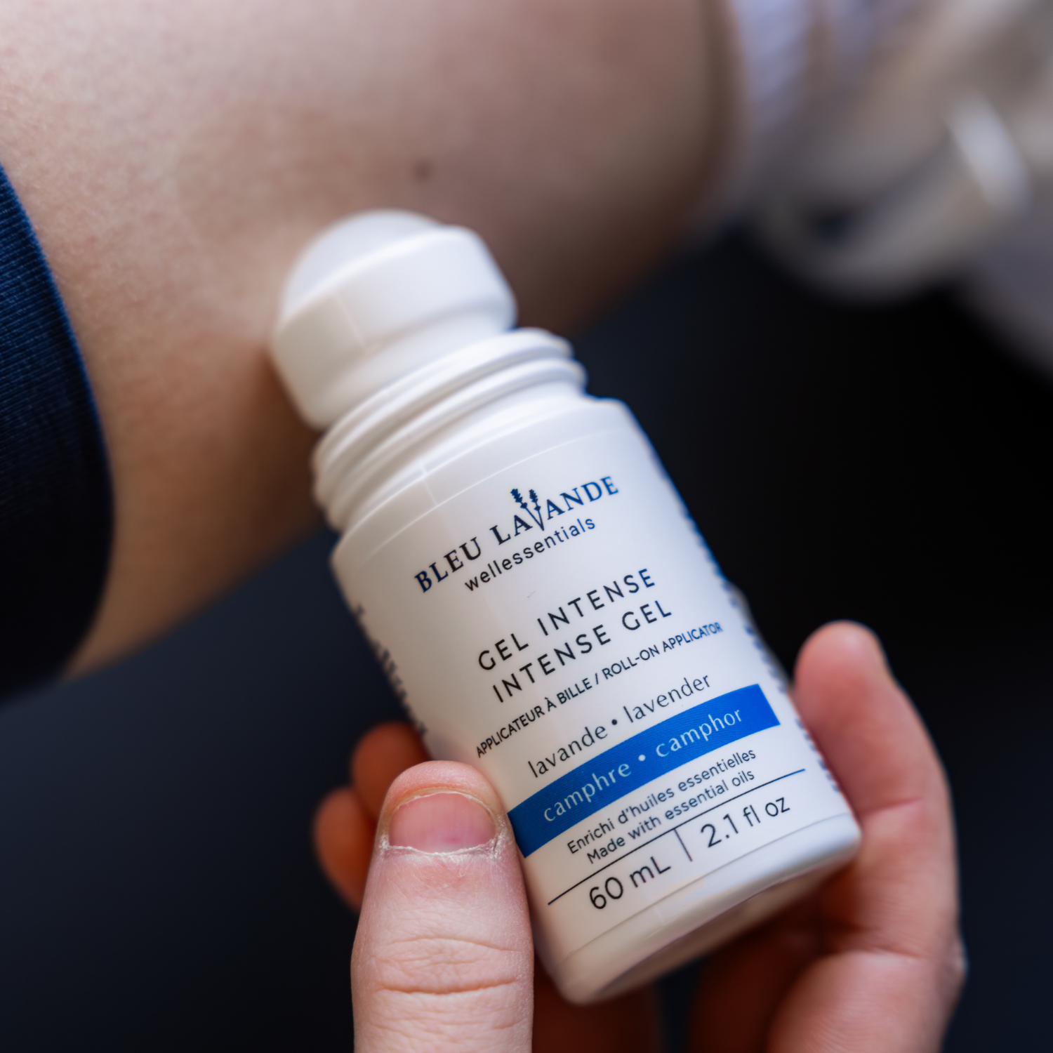 Gel intense à bille en application sur la jambe
