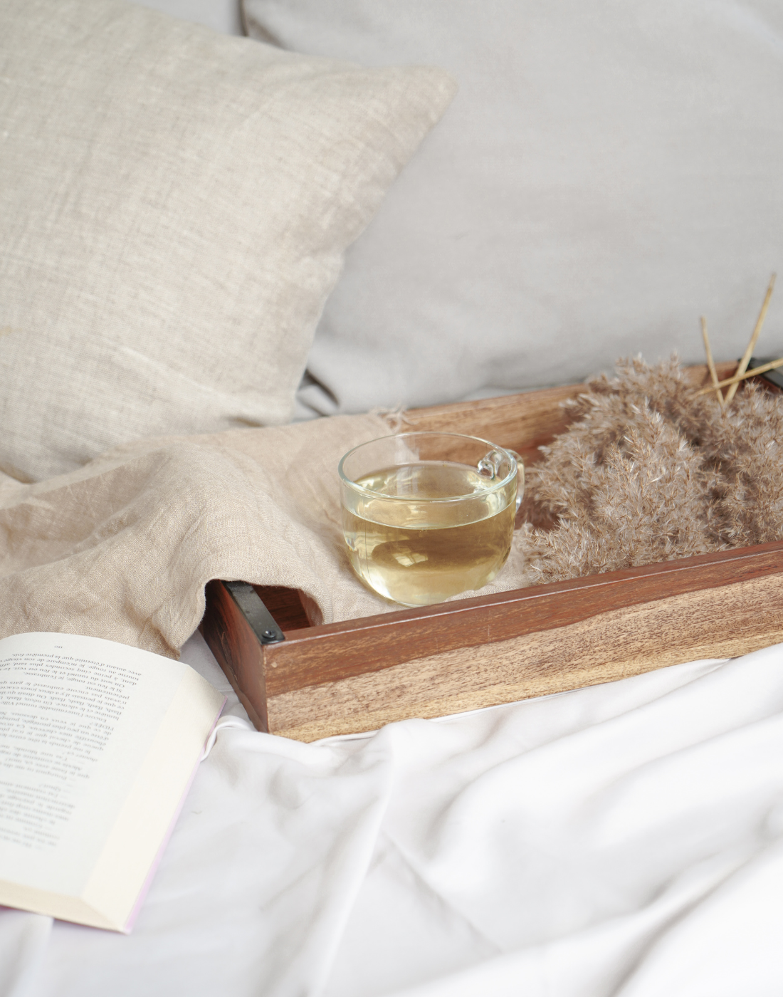 Tisane à la lavande dans une assiette de bois sur un lit