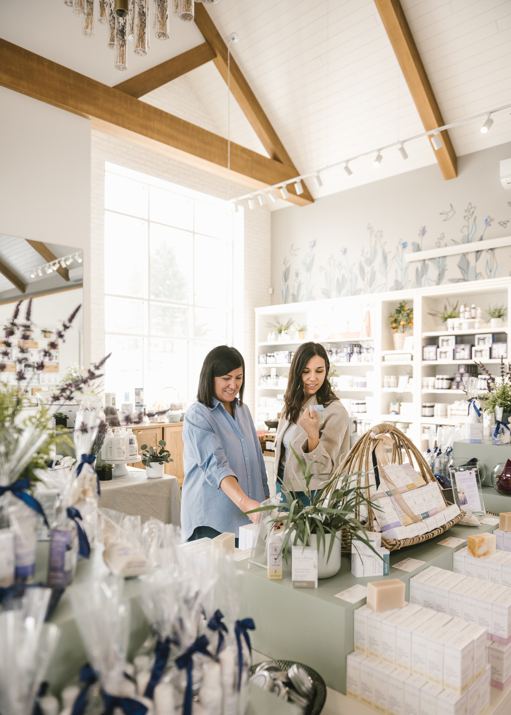 Amies dans la boutique Bleu Lavande avec des produits à la lavande, à Magog