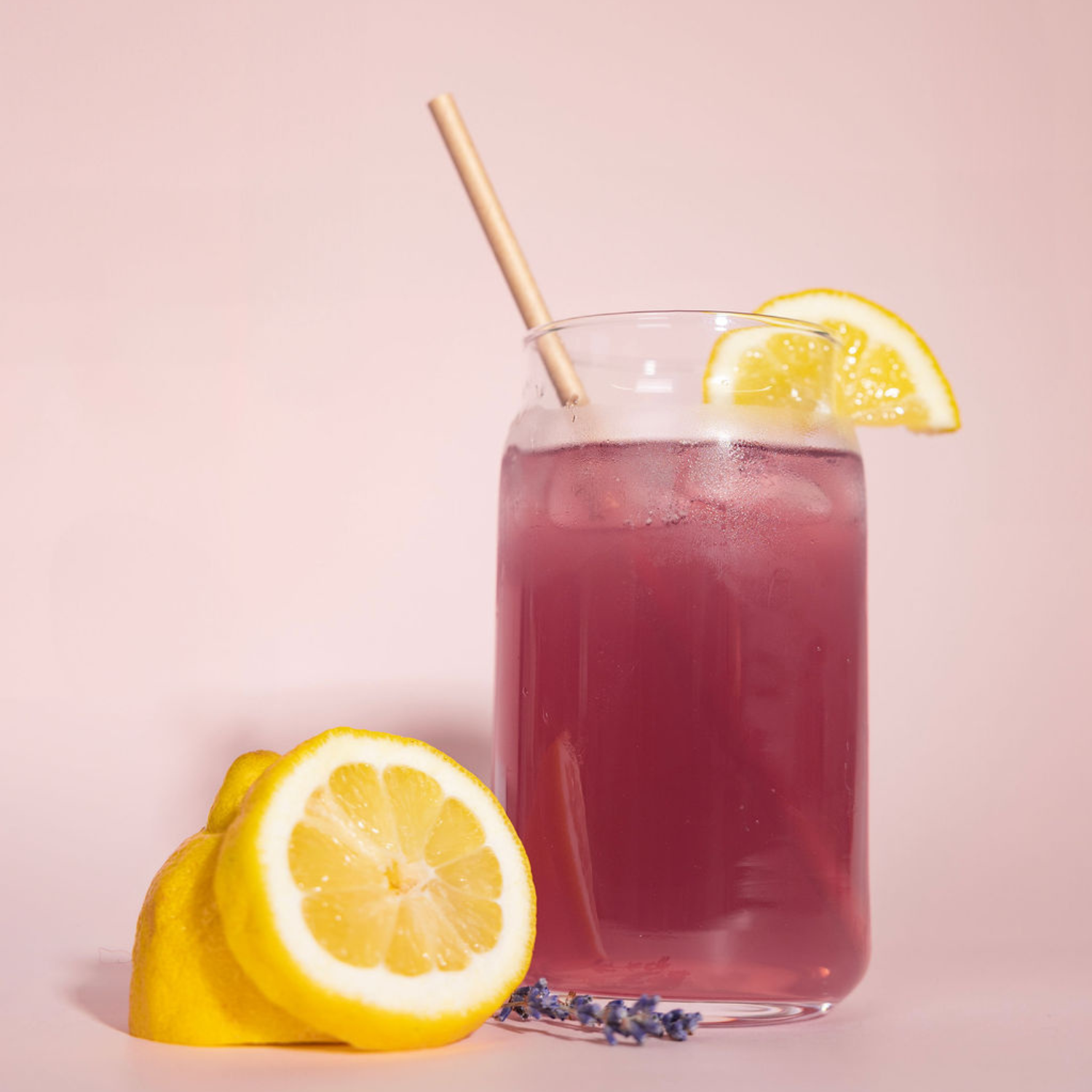Verre de limonade lavande avec citrons