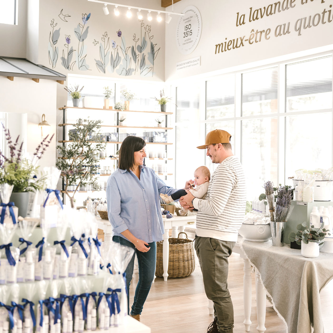 Famille dans la boutique Bleu Lavande à Magog