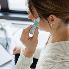 Roll-on d'huiles essentielles Confort appliqué sur la tempe pour aider à soulager les maux de tête