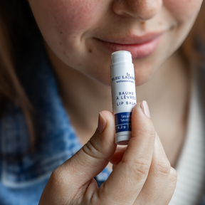 Baume pour les lèvres végane et enrichi d'huile essentielle de lavande fine