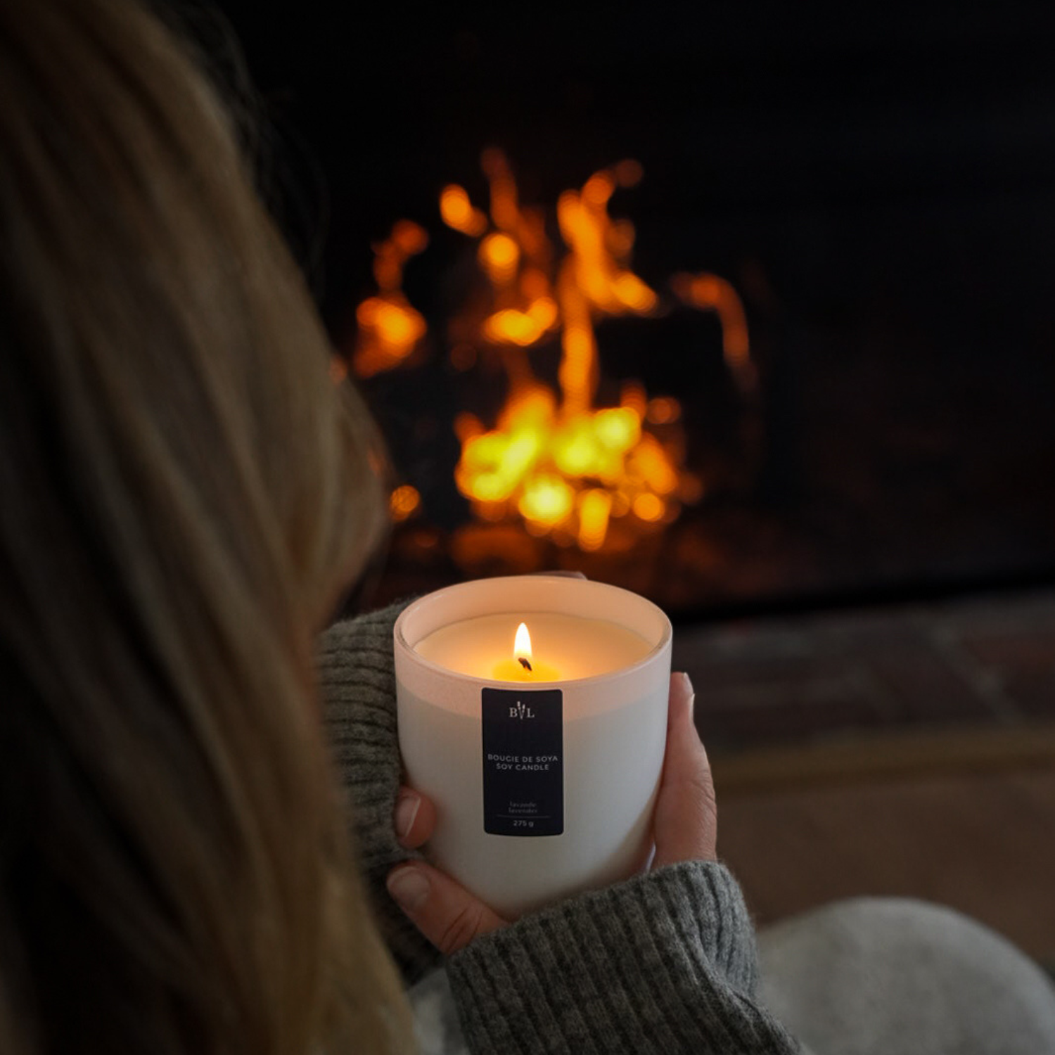 Bougie parfumée à la lavande allumée près d'un foyer