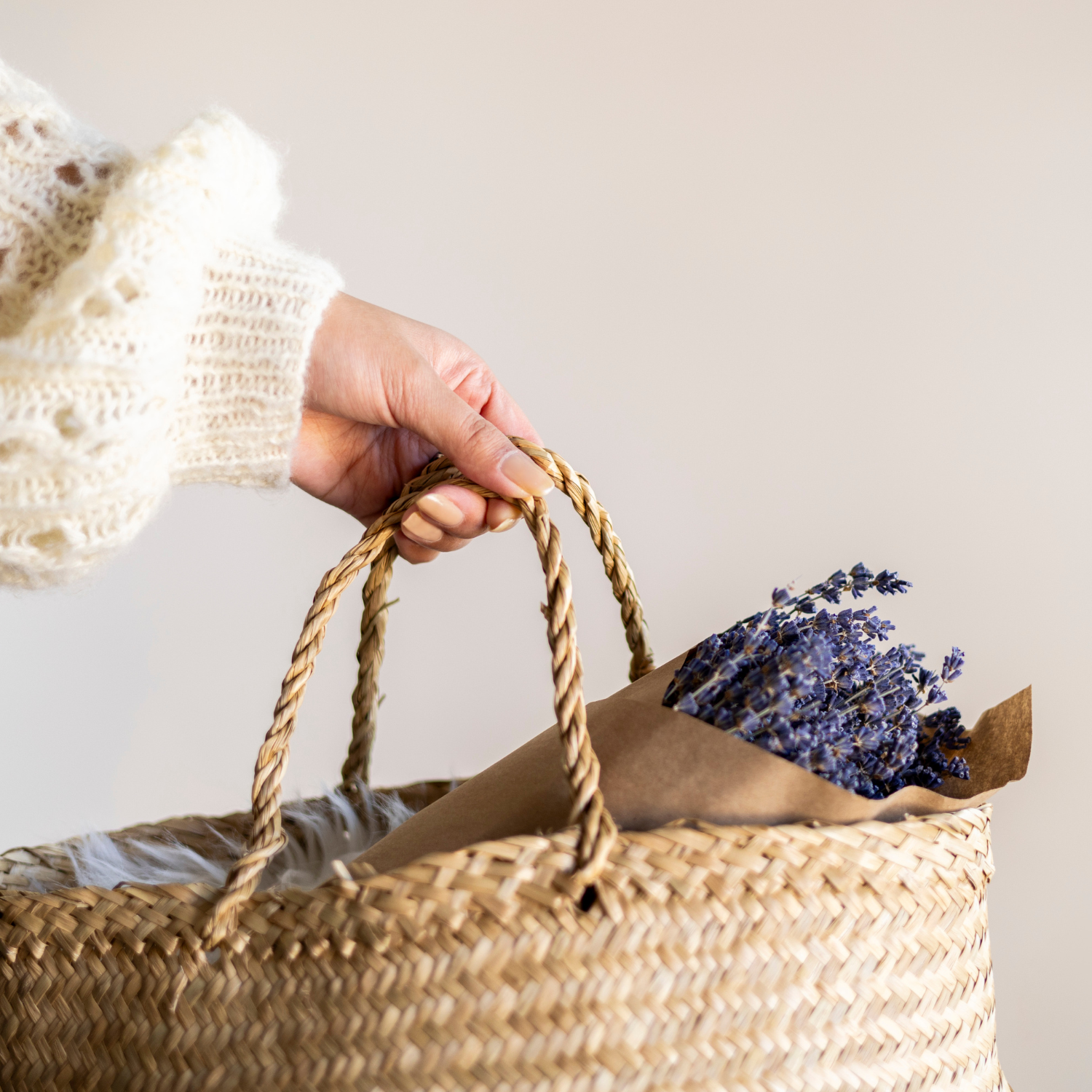 Bouquet de lavande séchée dans un panier décoratif