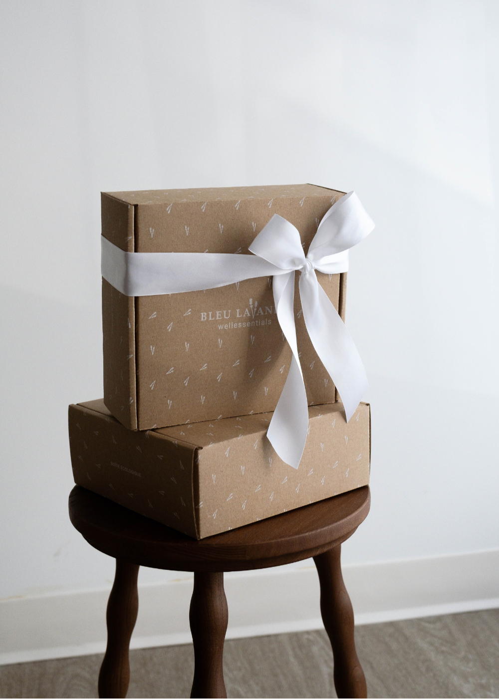 Boîte-cadeau kraft avec boucle blanche de Bleu Lavande