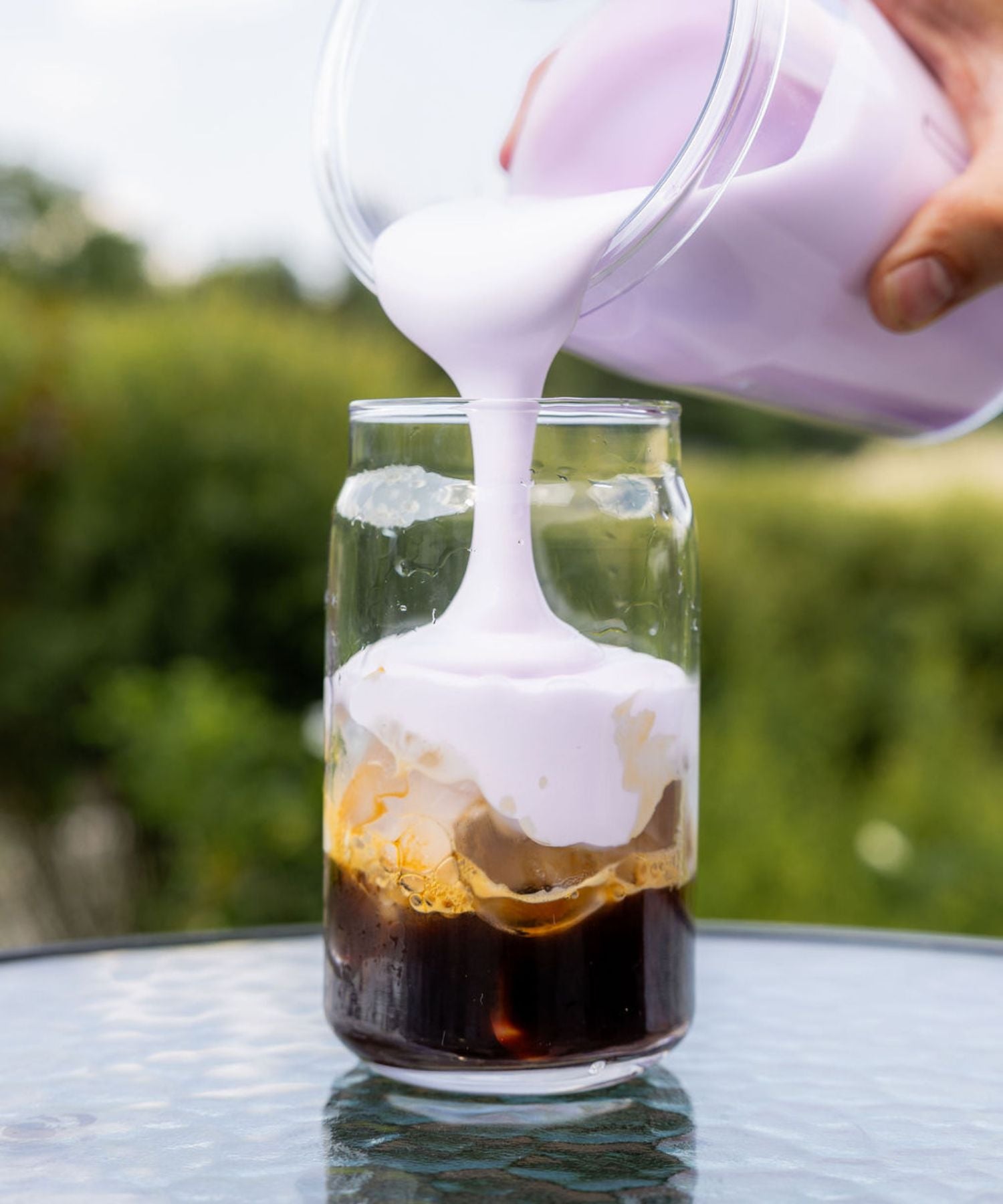 Préparation du fameux café Freddo de Bleu Lavande au Café Bleu, à Magog, dans les Cantons-de-l'Est, au Québec