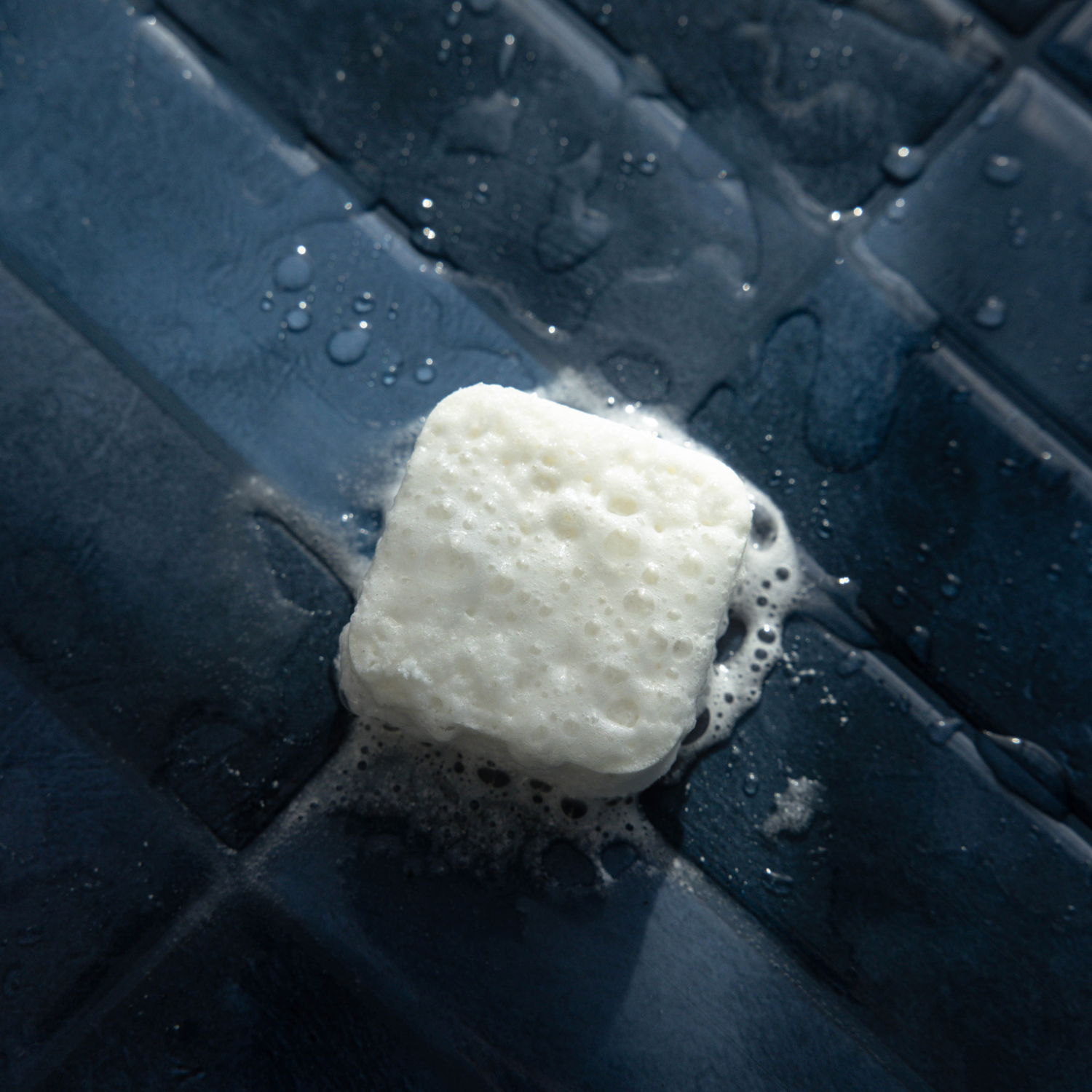 Pastille à mettre sous l'eau de la douche pour une odeur naturelle des huiles essentielles d'eucalyptus et de pamplemousse