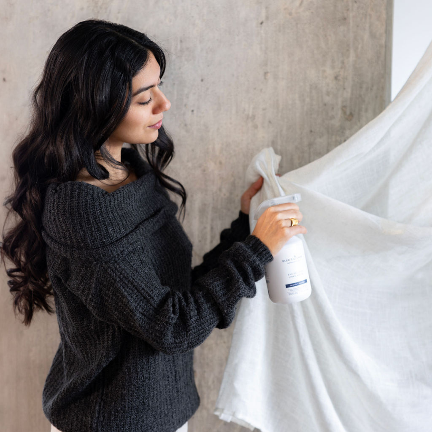 Eau de linge vaporisée sur les tissus dans la maison