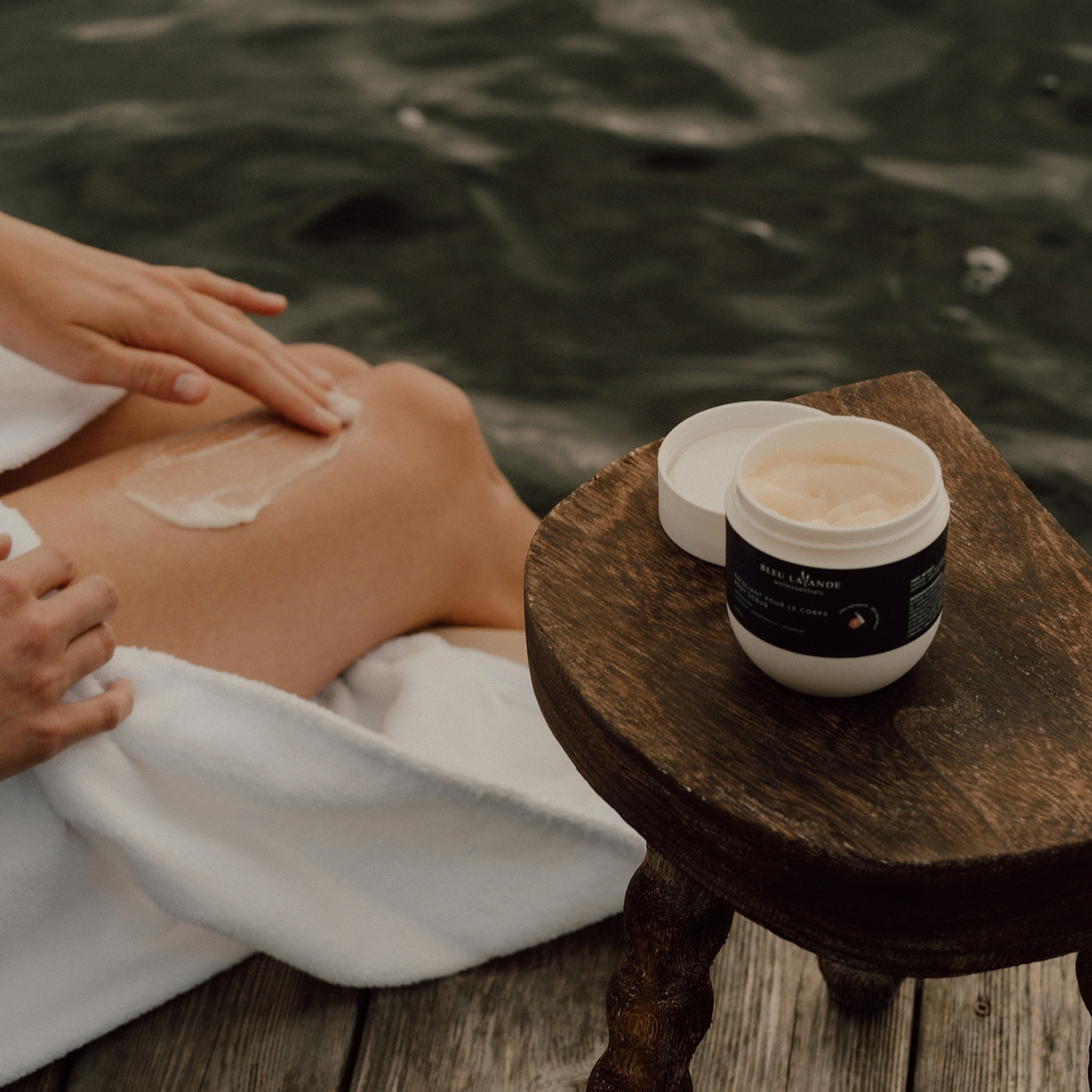Application de l'exfoliant au sucre Spa détente sur le corps