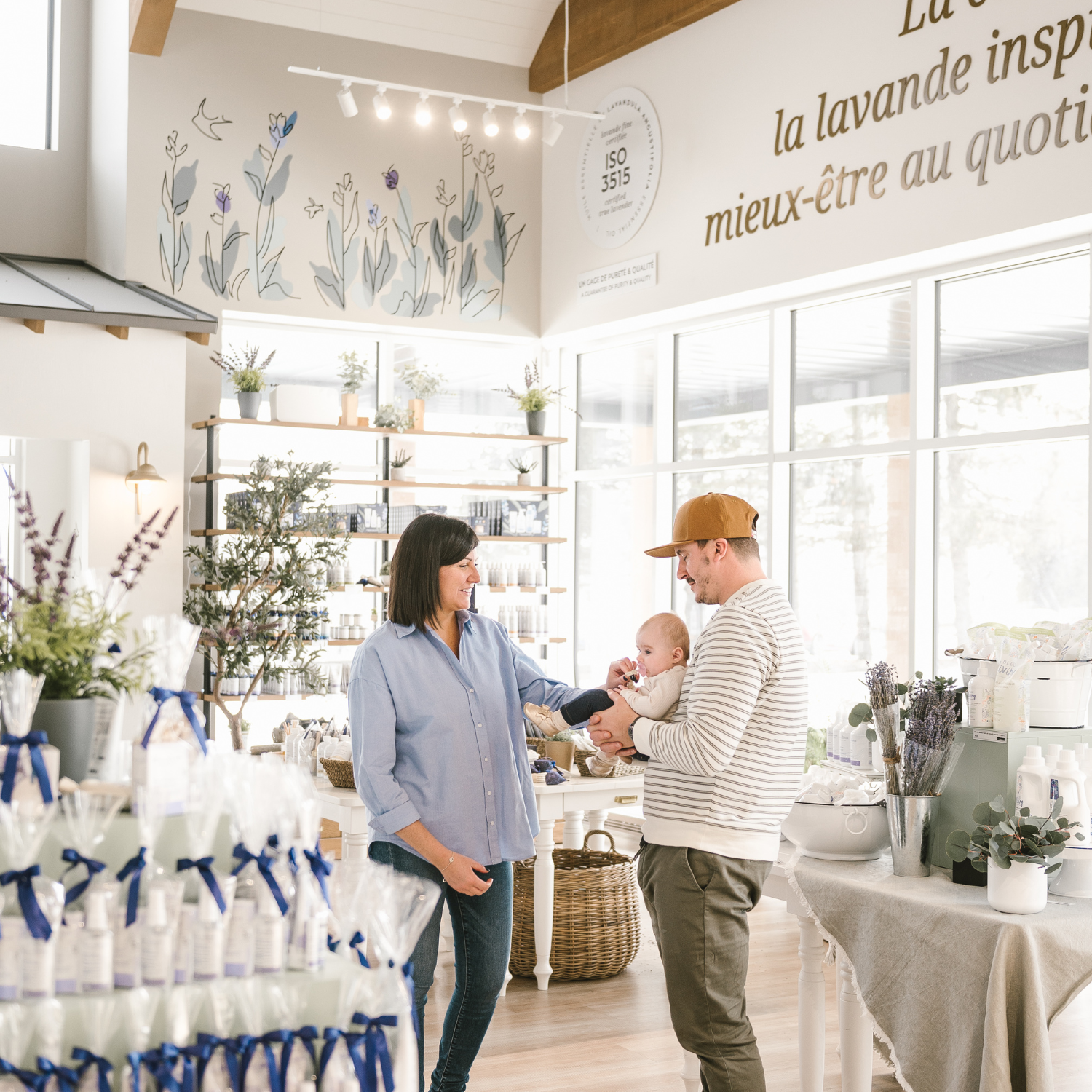 Mère, père et enfant dans la boutique Bleu Lavande