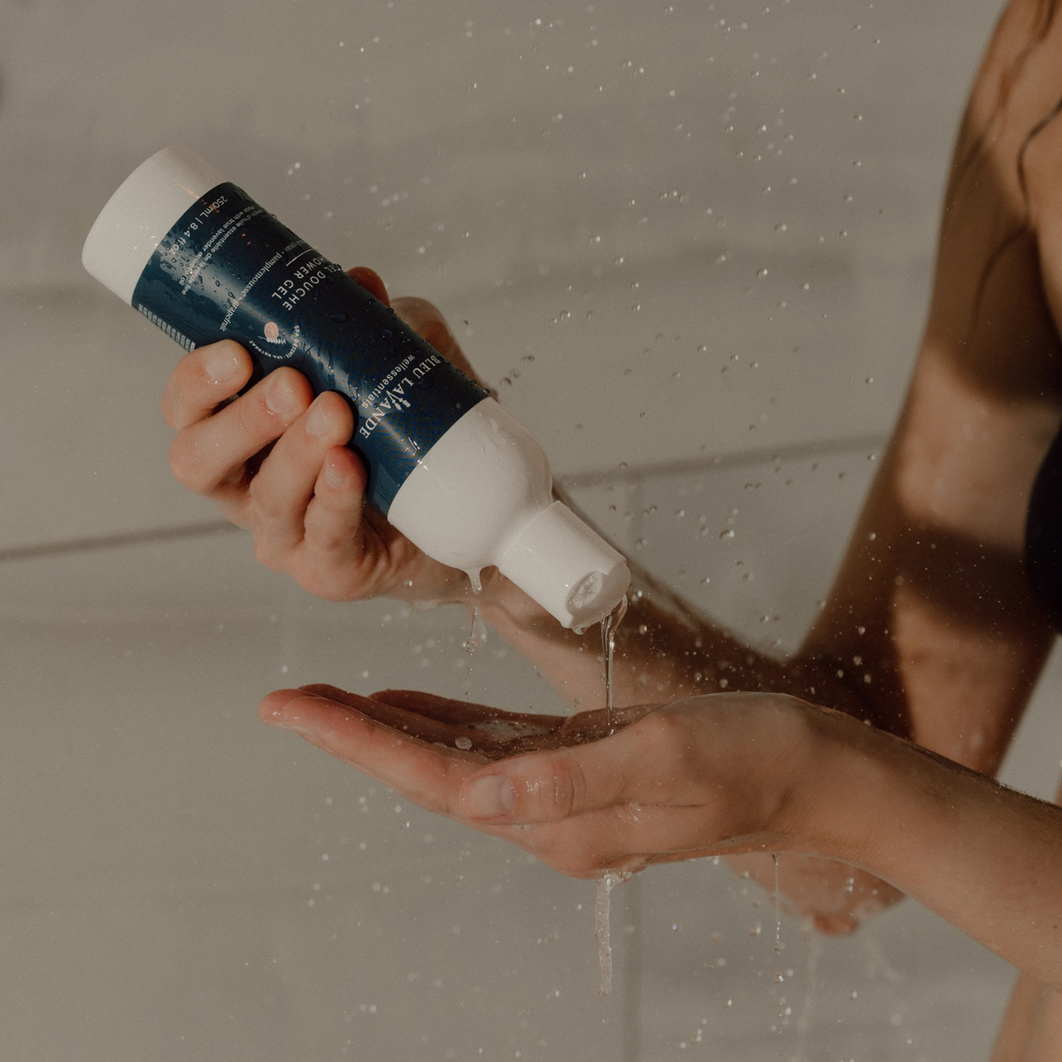 Gel douche Spa détente qui coule dans la main