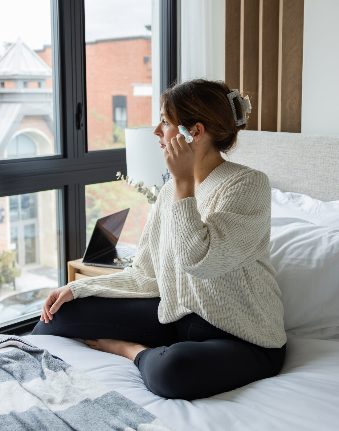 Femme qui s'applique le mélange d'huiles essentielles Confort sur la tempe