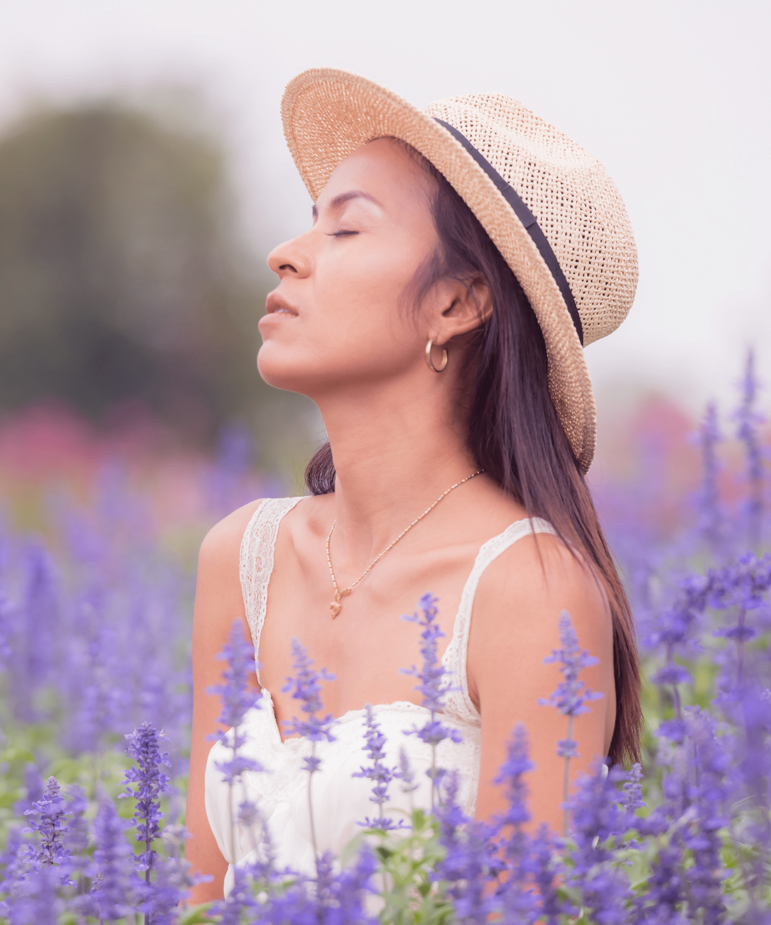 Femme qui médite dans le champ de lavande | Meditation in a lavender field in bloom near Montreal