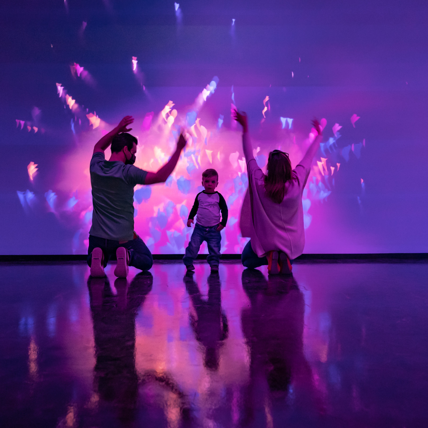 Famille en train de vivre l'expérience Champs Chromatiques par Moment Factory