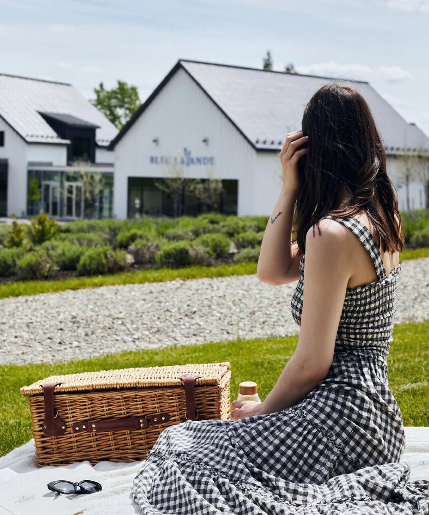 Femme en robe en train de pique-niquer dans le champ de lavande | Pic-nic in a lavender field in Magog near Montreal