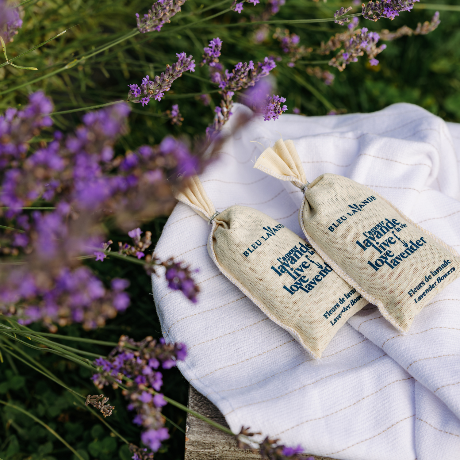 Pochette de lavande séchée à déposer sur les serviettes pour une odeur fraîche