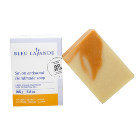 Savon artisanal lavande et orange sur fond blanc