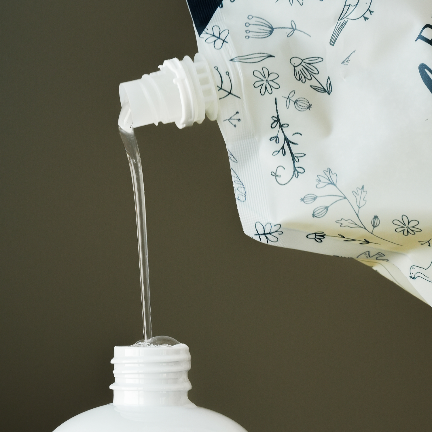 Savon pour les mains et la vaisselle lavande et romarin 1L versé dans le 500 ml