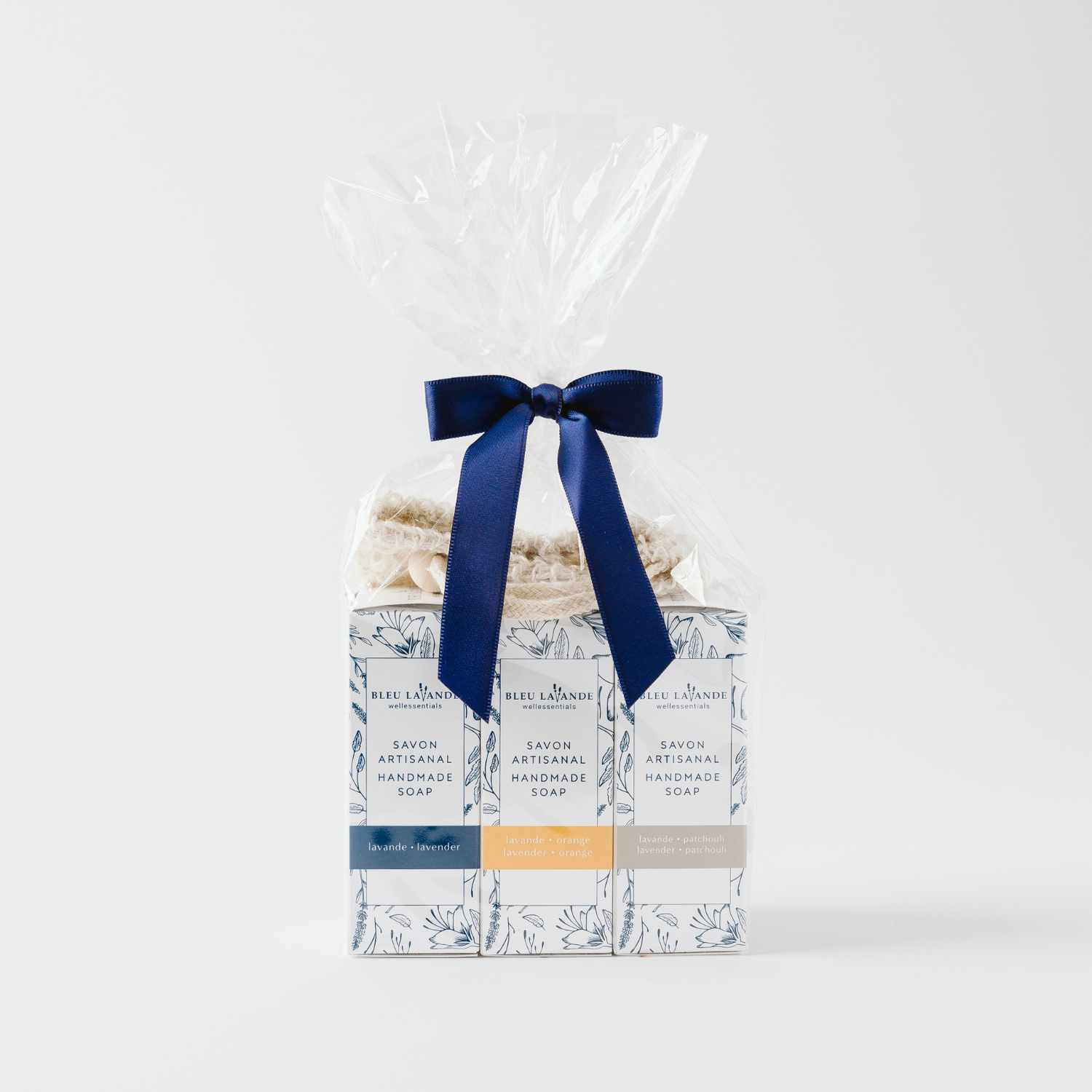 Ensemble-cadeau trio de savons artisanaux lavande, lavande-orange et lavande-patchouli avec gant en ramie