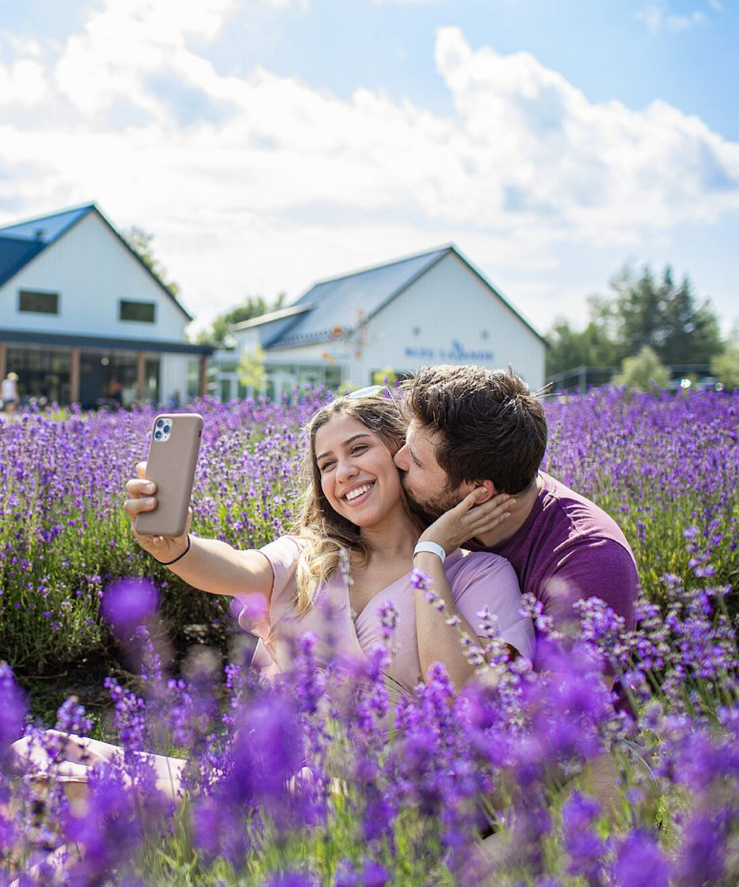 Couple en train de prendre une photo dans le champ de lavande | Couple selfie in the Eastern Townships lavender fields