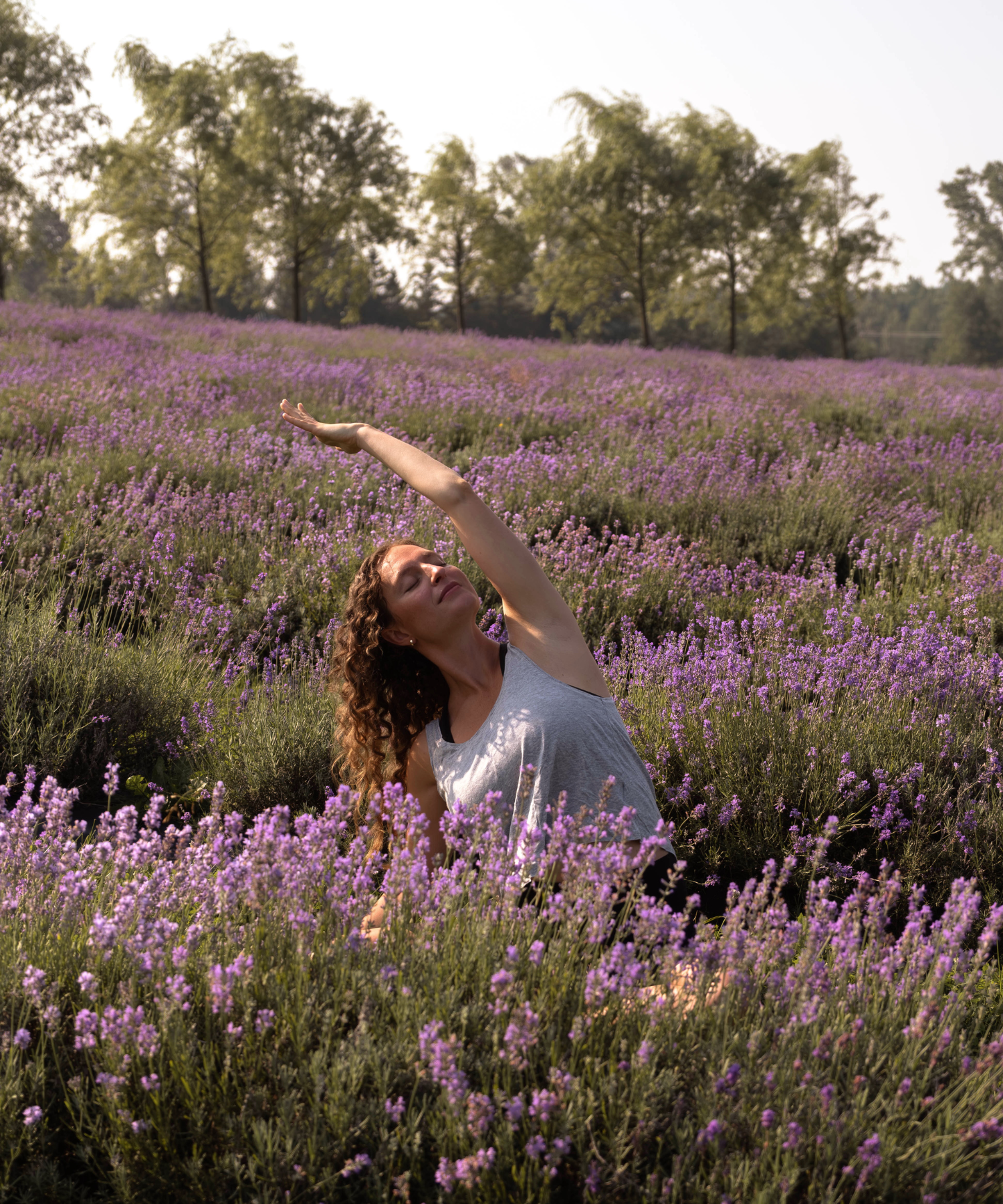 Femme en train de faire du yoga dans le champ de lavande | Yoga in lavender field in Magog